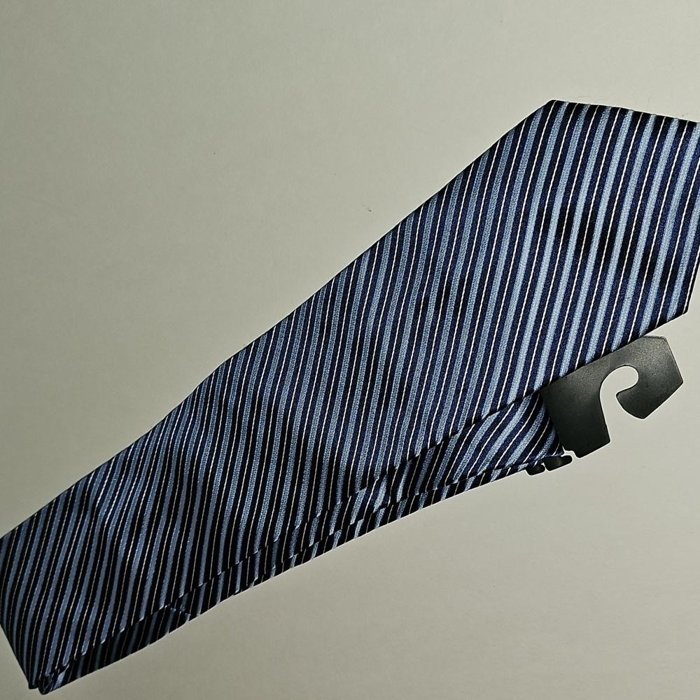 Liz Claiborne Men's 100% Silk Tie - Picture 5 of 6